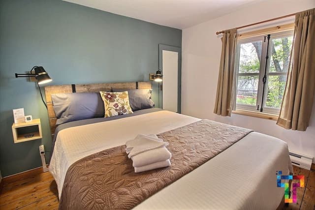 Room 1 Queen Bed , Private Bathroom