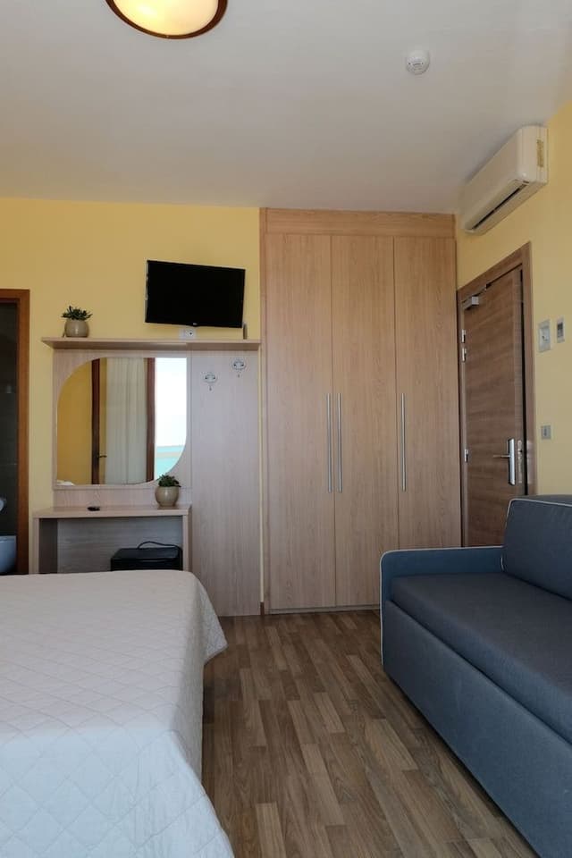 Standard Quadruple Room, Partial Sea View