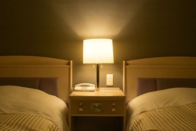 Twin Room, Smoking