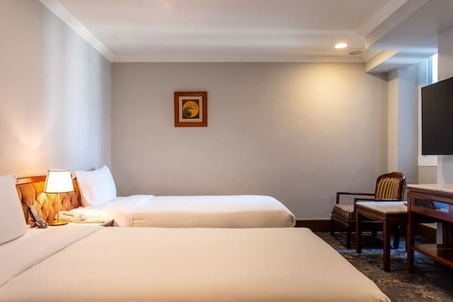 Twin Room, Bathtub