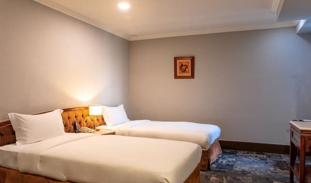 Twin Room, Bathtub