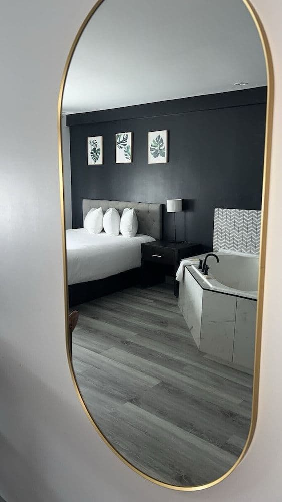 Suite Jr, 1 Lit Queen Bed, Jetted Tub - Non Smoking