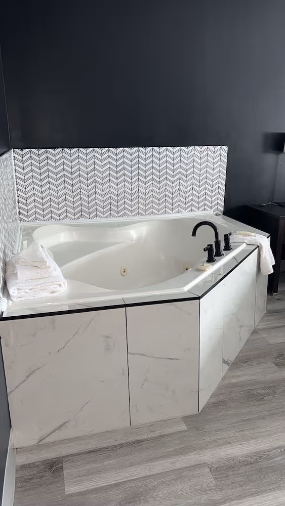 Suite Jr, 1 Lit Queen Bed, Jetted Tub - Non Smoking