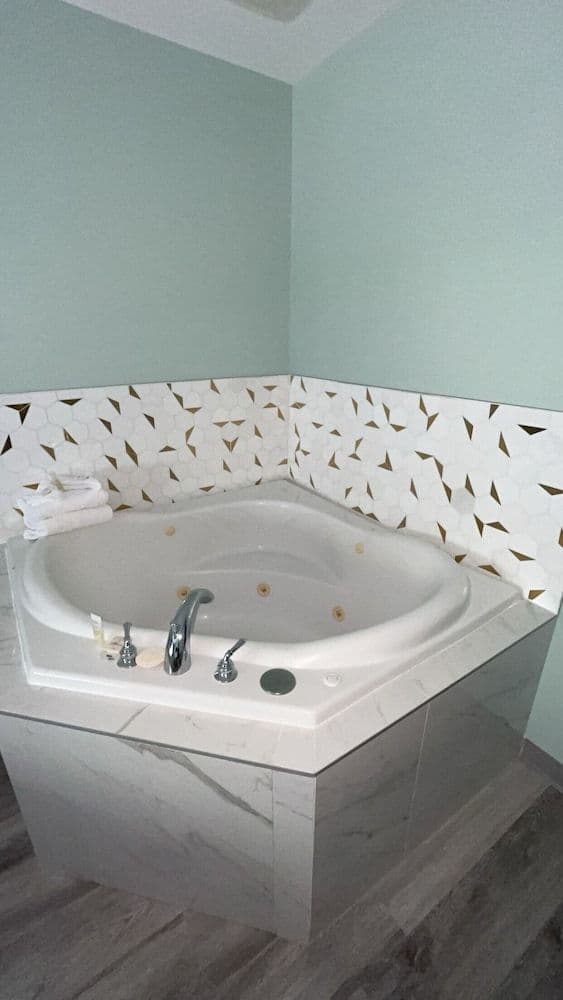 Suite Jr, 1 Lit Queen Bed, Jetted Tub - Non Smoking