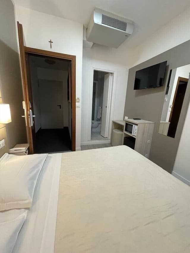 Economy Room, Balcony