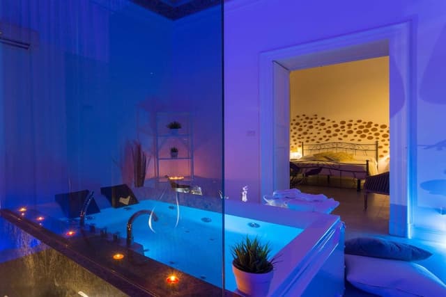 Luxury Room, 1 Queen Bed, Hot Tub, City View