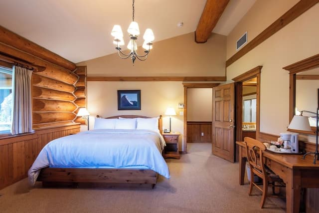 Deluxe Double Room, 1 King Bed, Mountain View