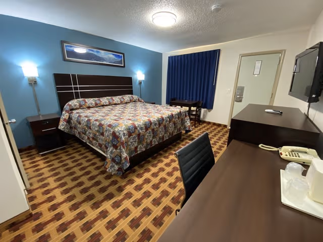 Room, 1 King Bed, Smoking