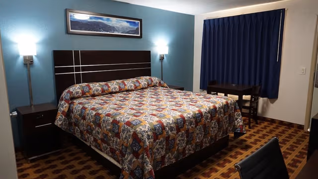 Room, 1 King Bed, Smoking