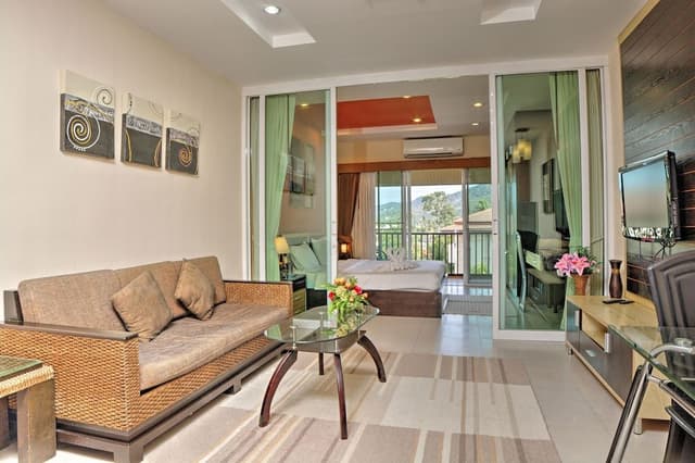 Senior Suite, 1 Bedroom, Kitchen, Pool View