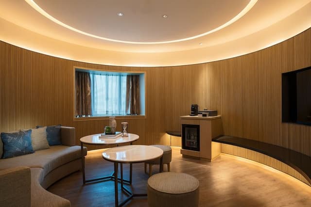 Executive Suite, 1 King Bed, City View