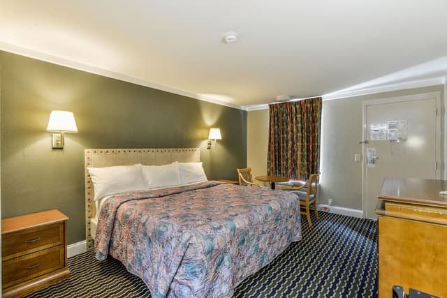 Standard Room, 1 King Bed
