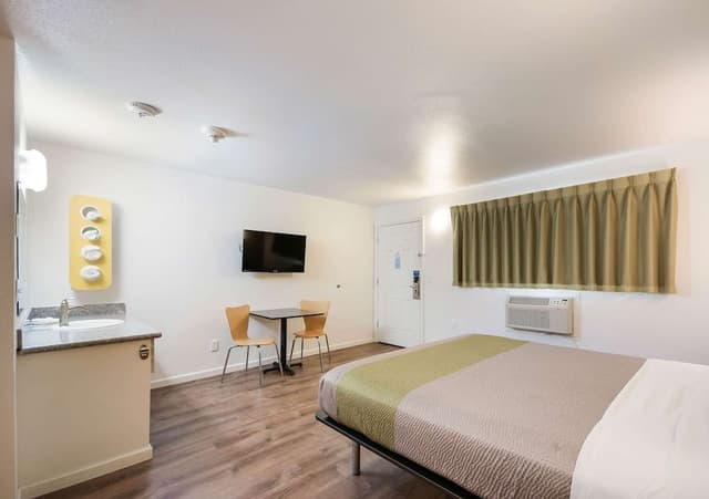 Deluxe Room, 1 King Bed, Smoking, Refrigerator & Microwave