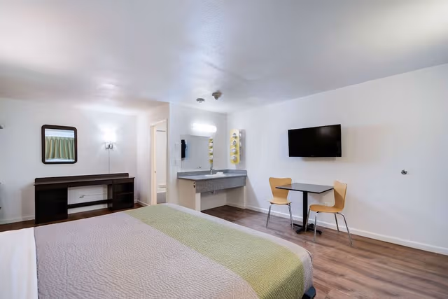Deluxe Room, 1 King Bed, Smoking, Refrigerator & Microwave