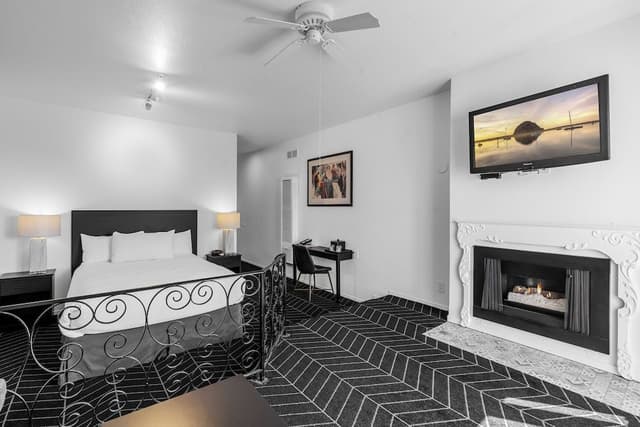Deluxe Room, 1 Queen Bed, Fireplace & Balcony, Non-Smoking