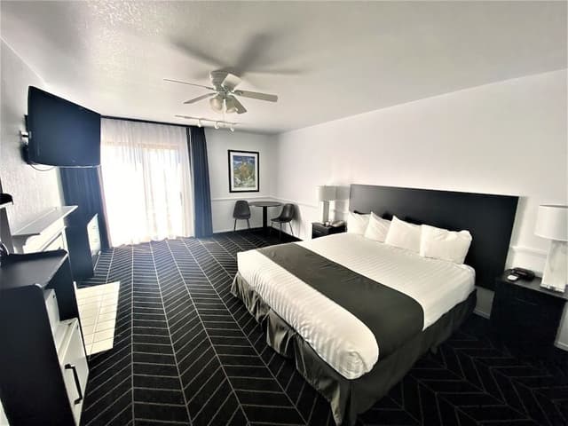 Deluxe Room, 1 King Bed, Fireplace & Balcony, Non-Smoking