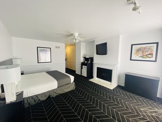 Deluxe Room, 1 King Bed, Fireplace & Balcony, Non-Smoking