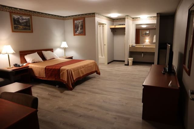 Standard Room, 1 Queen Bed