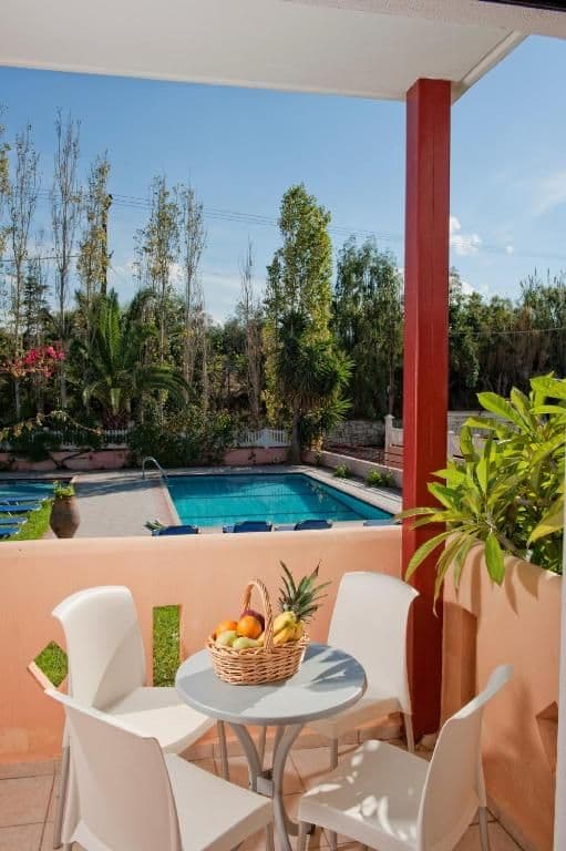 Deluxe One-Bedroom Apartment with Pool View