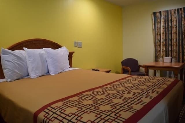 Standard Room, 1 Queen Bed