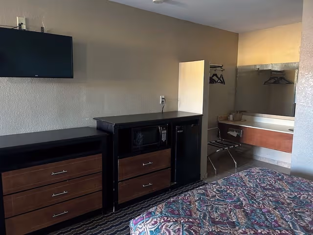 Room, 1 Queen Bed, Accessible, Non Smoking (with Roll-In-Shower)