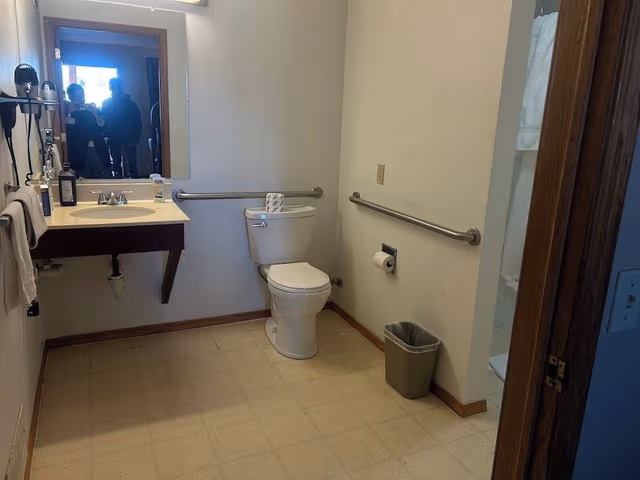 Room, 1 Queen Bed, Accessible, Non Smoking (with Roll-In-Shower)