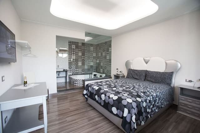 Junior Suite, Jetted Tub