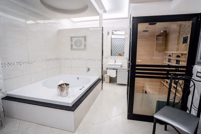 Junior Suite, Jetted Tub