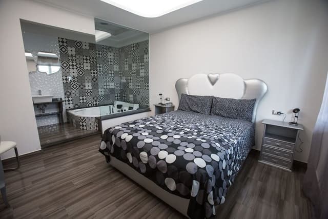 Junior Suite, Jetted Tub
