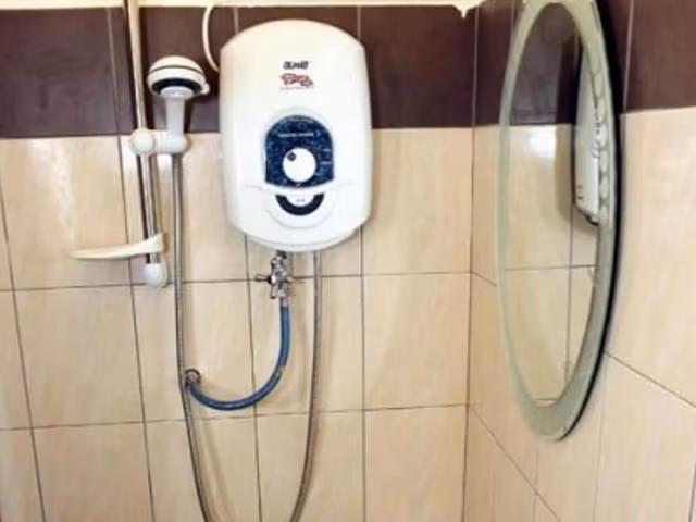 Bed in 10-Bed Dormitory Room, Men Only, Fan Only