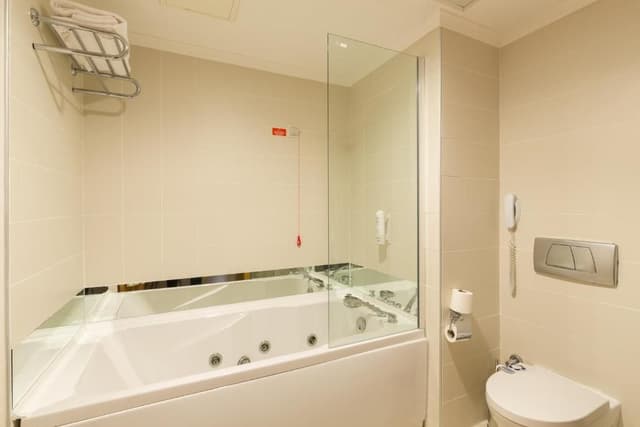 Honeymoon Suite