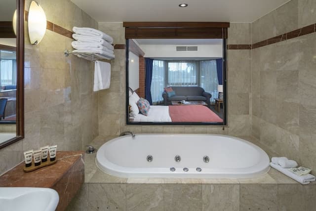 Deluxe Spa Room