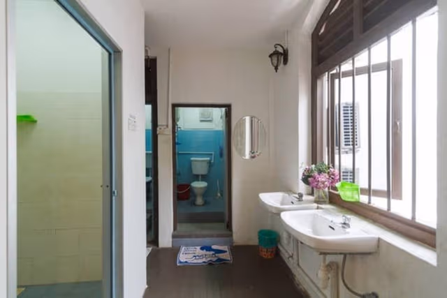 Family Room Shared Bathroom (4 pax)