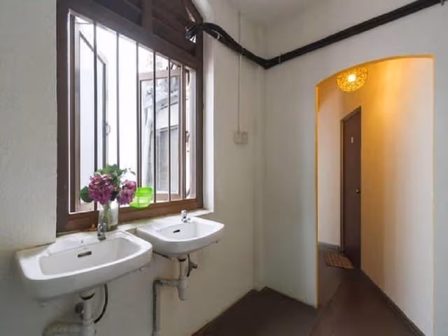 Family Room Shared Bathroom (4 pax)