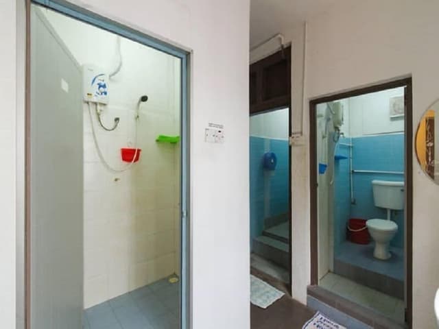 Family Room Shared Bathroom (4 pax)