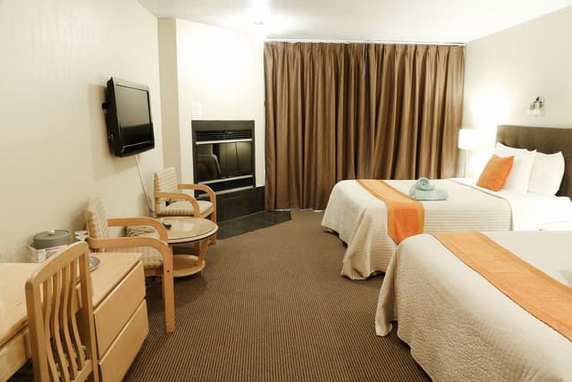 Room, 2 Queen Beds, Single Whirlpool Tub
