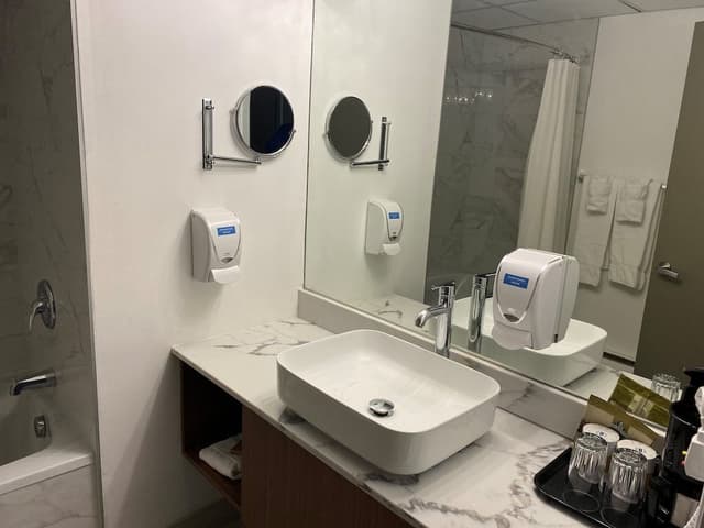 Room, 2 Queen Beds, Single Whirlpool Tub