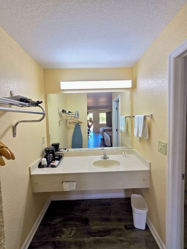 Suite 1 King Jetted Tub Non Smoking