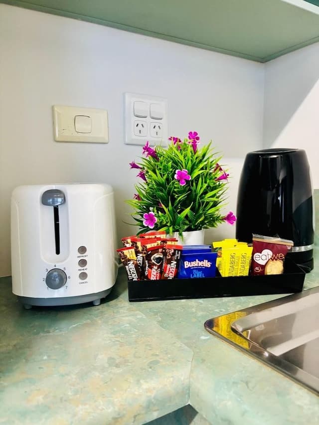 Queen Single Kitchnette