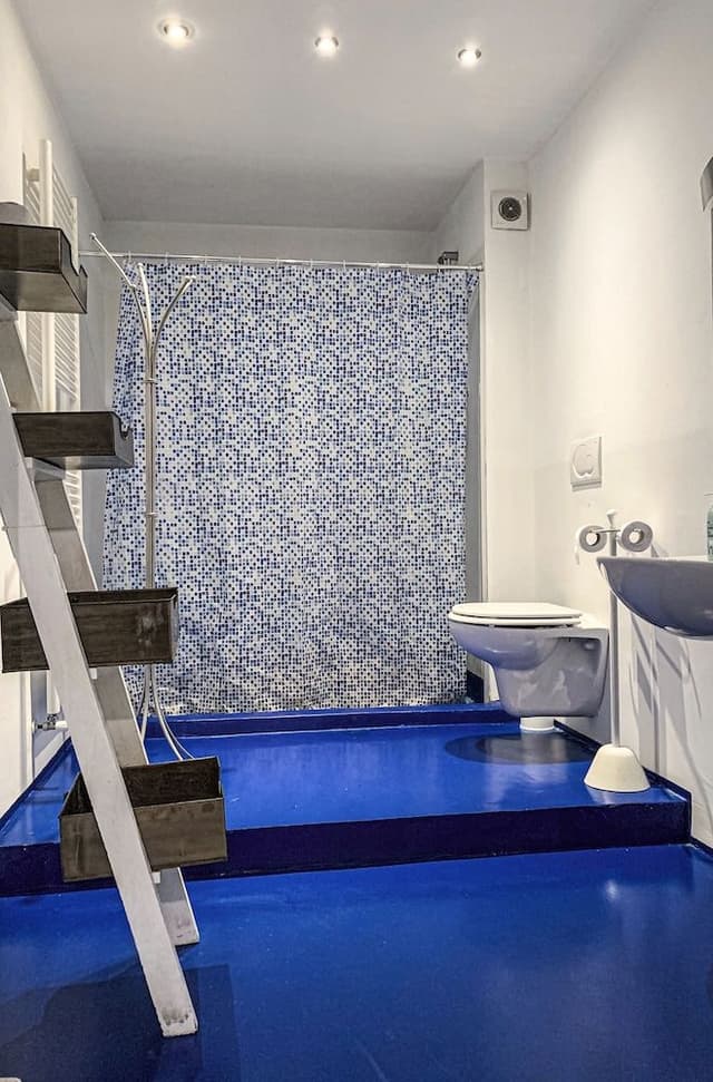 Family Room, Shared Bathroom (for 6 people)