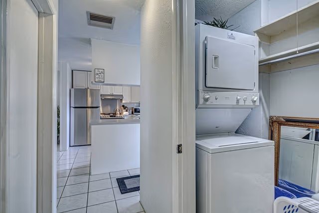 Condo (Jamaica Royale - 49)