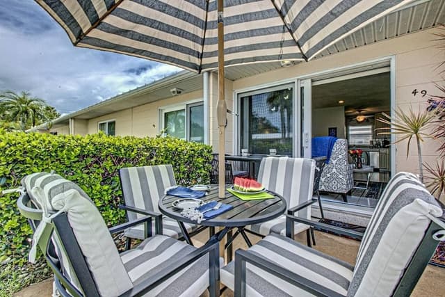 Condo (Jamaica Royale - 49)