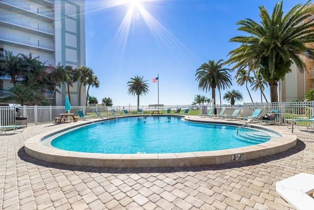 Condo (Jamaica Royale - 49)