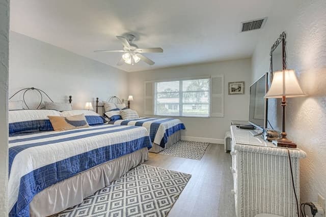 Condo (Jamaica Royale - 49)
