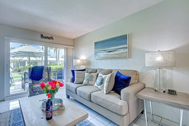 Condo (Jamaica Royale - 49)