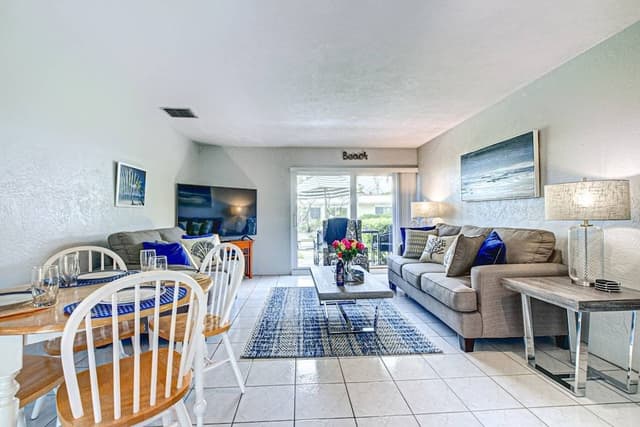 Condo (Jamaica Royale - 49)