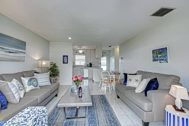 Condo (Jamaica Royale - 49)
