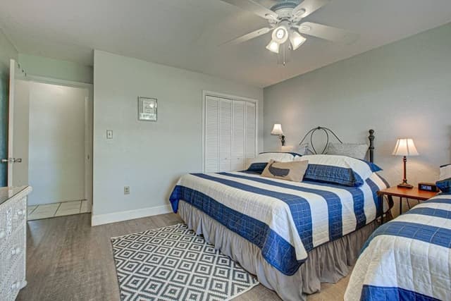 Condo (Jamaica Royale - 49)