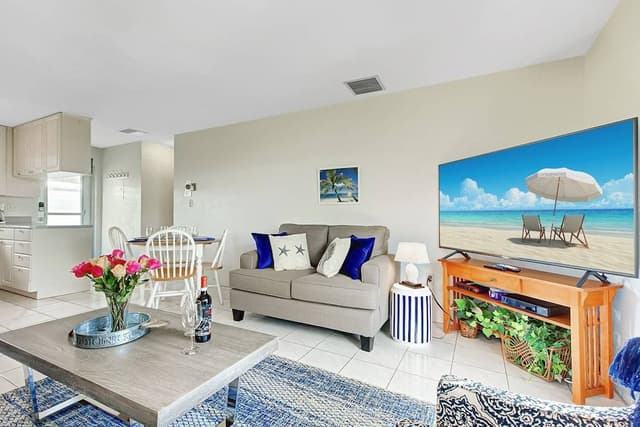 Condo (Jamaica Royale - 49)