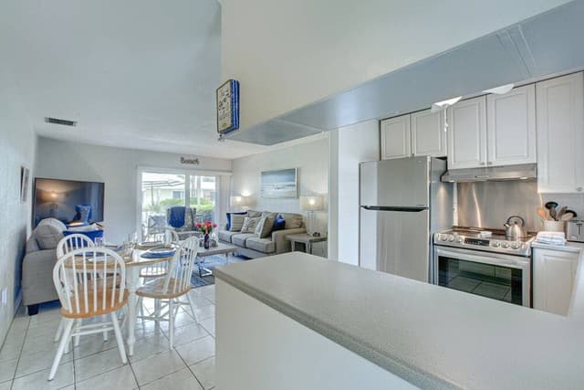 Condo (Jamaica Royale - 49)